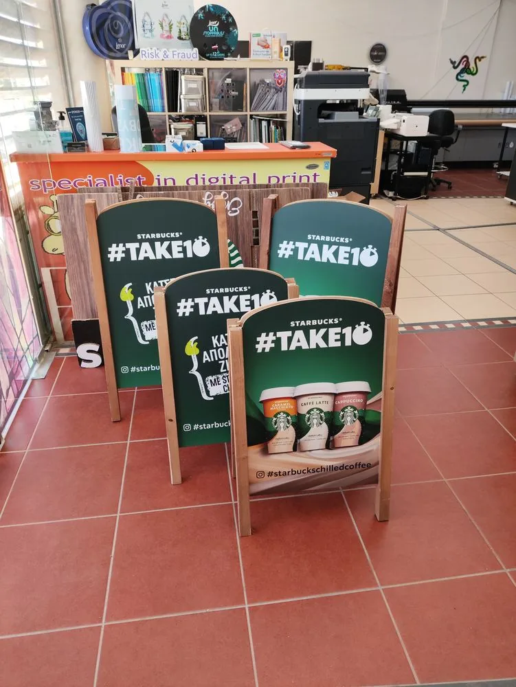 Starbucks — Ξύλινα stands εξωτερικού χώρου