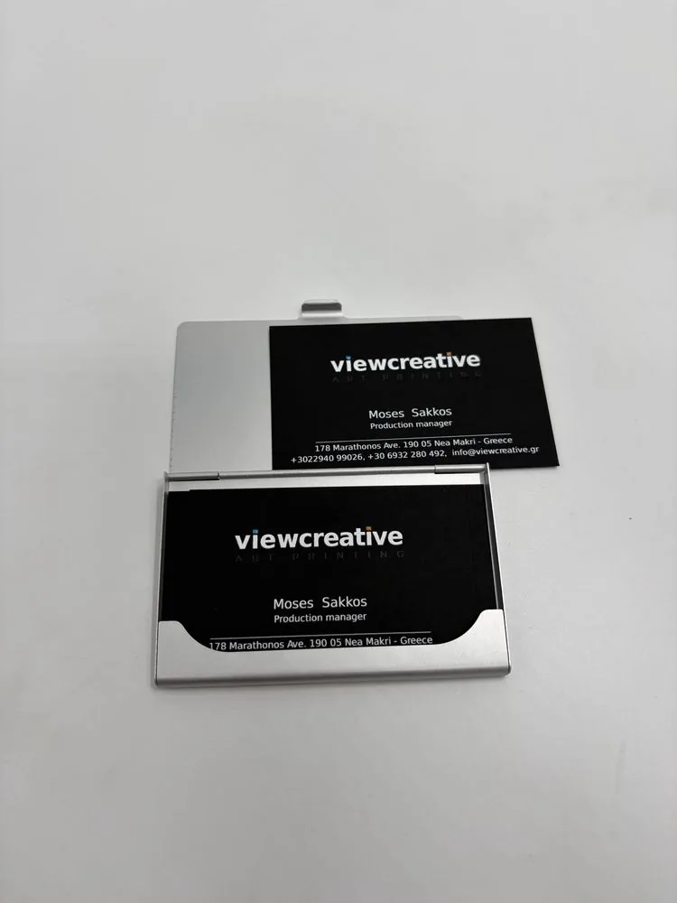 View Creative — Μαύρη κάρτα με ανάγλυφο logo