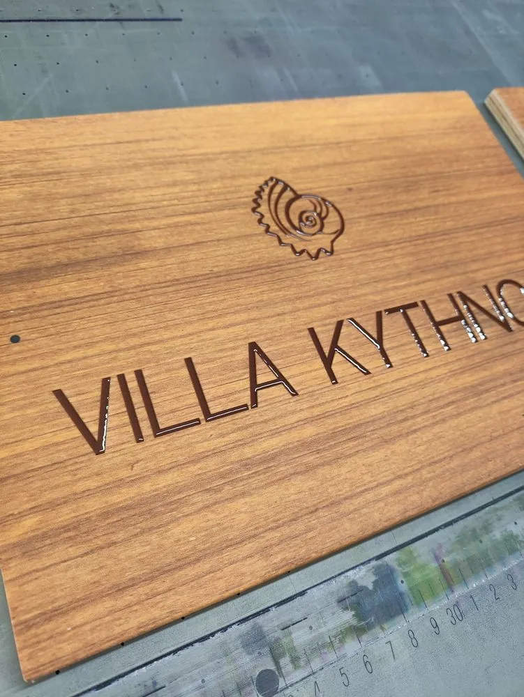 Villa Kythnos — Ξύλινη ταμπέλα με ανάγλυφο UV